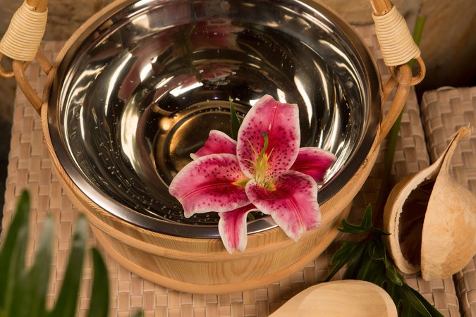 Aufgusszeiten Copa ca backum Holzsaunaeimer mit Kelle, der mit Wasser und einer Blume gefüllt ist