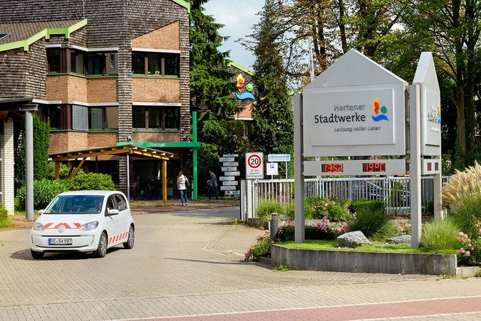 Karriere Hertener Stadtwerke Eingangsbereich der Bürogebäude eingerahmt mit Bäumen und Sträuchern