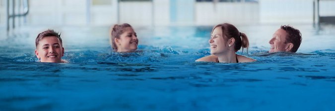 Familie im Schwimmbad des Copa ca backum
