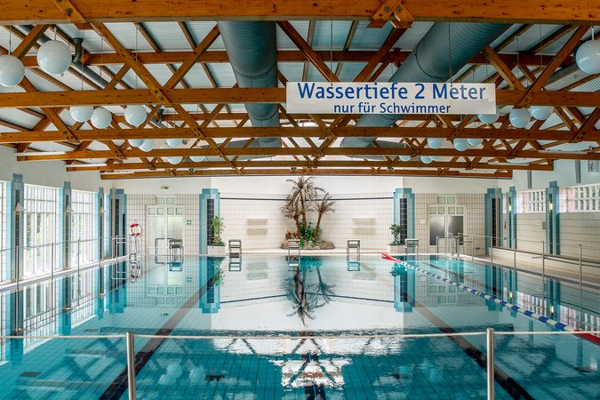 Das Sportbad im Copa Ca Backum Panoramablick über das blau schimmernde 25-Meter-Sportbecken mit fünf Bahnen.