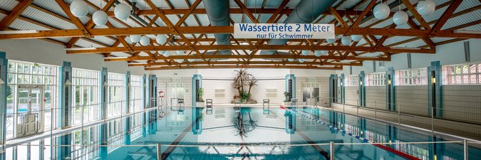 Panoramablick über das blau schimmernde 25-Meter-Sportbecken mit fünf Bahnen.