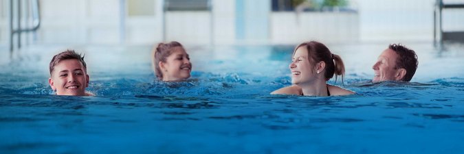 Familie im Schwimmbad des Copa Ca Backum