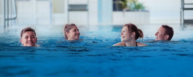 Familie im Schwimmbad des Copa Ca Backum
