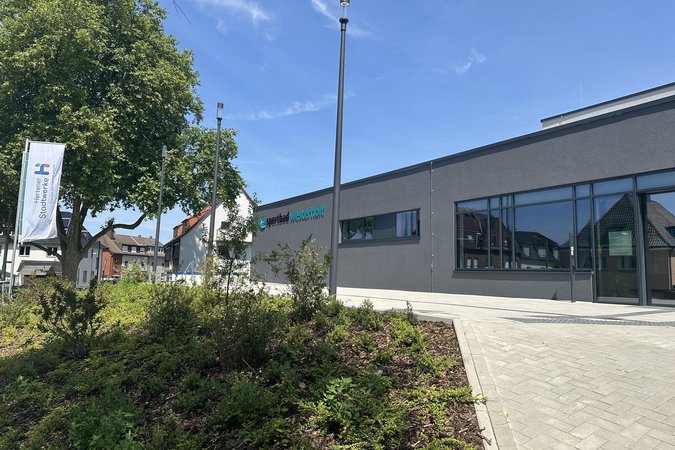 Blick auf die Außenansicht des Sportbades Westerholt