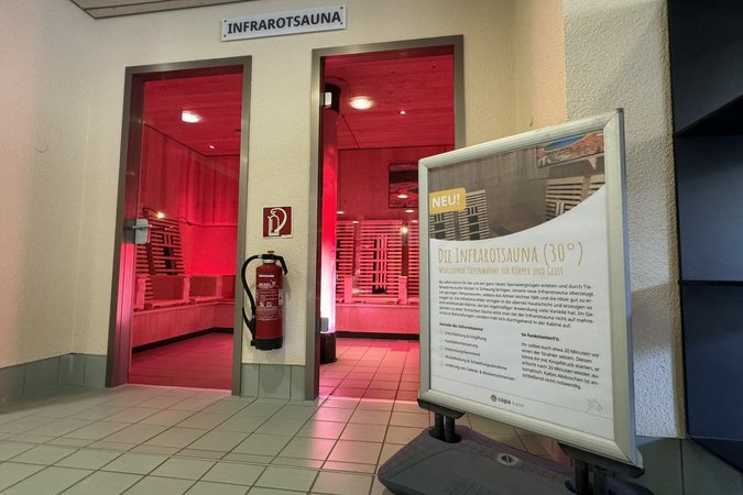 Blick auf Eingangstür der neuen Infrarotsauna