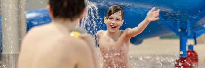 Zwei Jungs spielen mit Wasserkanonen auf dem Wasserspielplatz